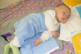睡姿千千万，让宝宝越睡越“迟钝”的睡姿，妈妈要及时纠正图片