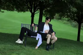 张新成的盐系风拿捏得真到位，穿搭清新简洁，与梁洁互动好甜蜜图片