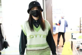 金子涵穿黑色衬衫搭配绿色针织背心，戴渔夫帽手提马鞍包温暖靓丽图片