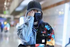 赵薇穿的牛仔服比奶奶衫还花哨！又是拼色又是印花，看起来却挺潮图片
