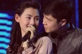 这才是高情商，演唱会张柏芝上衣扣爆开，小沈阳紧抱对方避免走光图片