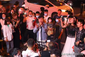 《长春的夜依然灯火阑珊》原创音乐人小锤 街头快闪歌唱祖国图片