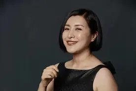 王雅捷亮相拍写真 黑色吊带裙也遮不住“发福”身材 脖颈纹明显图片