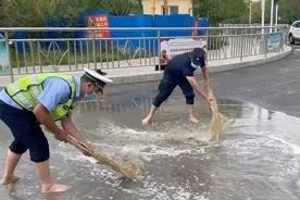 身边警事 | 交警赤脚的样子真帅图片