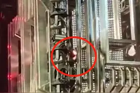 张杰演唱会突发舞台事故，升降台故障失重坠落，鲜血直流忍痛唱歌图片