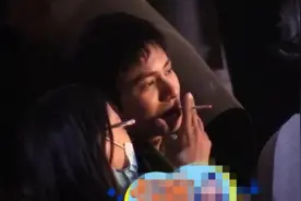 陈坤被拍禁烟区内吸烟！对着女助理吞云吐雾，连累别人吸二手烟图片