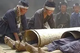 一个月内父母双亡，当了和尚还要乞讨，苦难中朱元璋学会了什么？图片