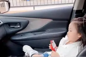 “秒怂妹妹”火了，和妈妈接哥哥放学占座，看到哥哥反应亮了图片