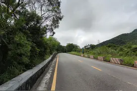 开车到梅沙尖的半山腰，只需一个小时就能爬到深圳第三高峰的山顶图片