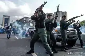 250人敢挑战30万人？委内瑞拉遭美国雇佣军突袭：1个旅正面迎战图片