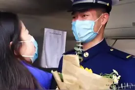 女朋友手捧鲜花看望成都男友，2人对视一眼后，男友却要她“走开”图片