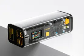 闪极发布100W超级移动电源：采用透明外壳设计图片