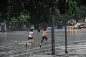 没伞的孩子，须努力奔跑图片