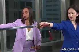 刘亦菲教外籍主持人基本剑术，一个动作看出真实水平图片