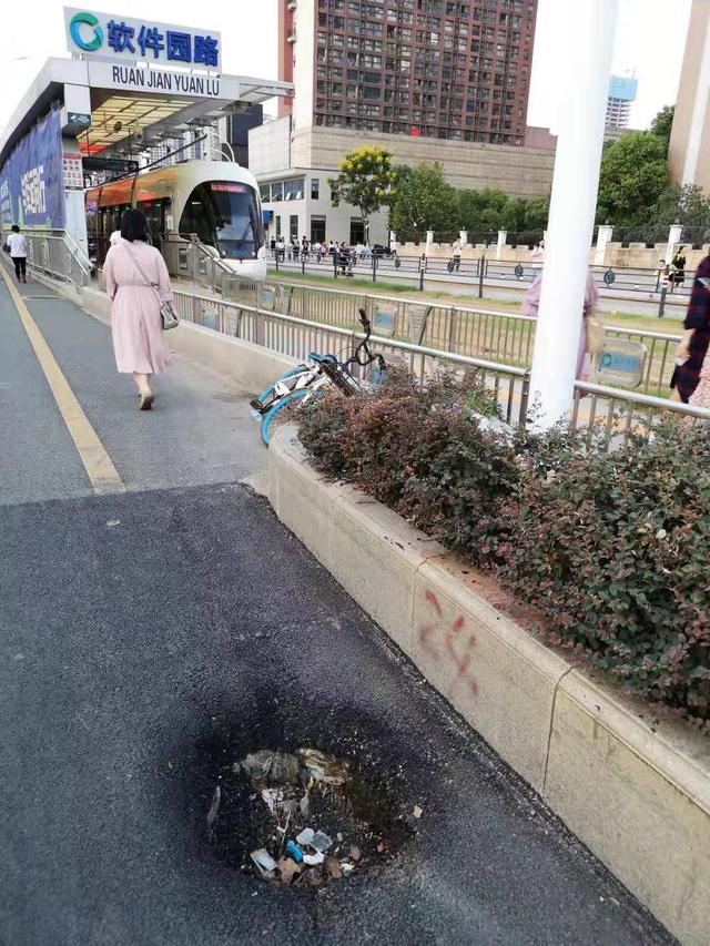 武汉东湖新技术开发区关南园路段脏乱差