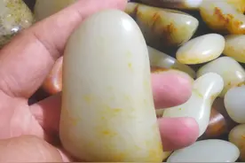 和田玉籽料市场上维族人的喊价图片