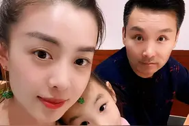 刘和刚与娇妻同框直播，年龄差距太大，二人看上去不似夫妻图片