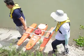 骄阳下迎水而上 水利“哨兵”坚守防汛一线丨高温下的劳动者图片