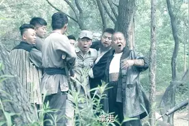 赵传奇被抓进山寨中，没想他他们还敢绑架八路军，真是大胆呀视频封面