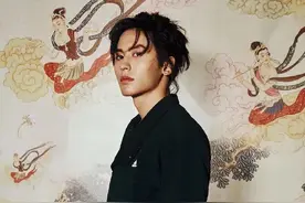 张艺兴时代峰峻合作？张哲瀚想复出？张子枫会抽烟？图片