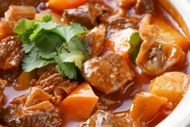 土豆炖牛肉这么做，锅子都给你吃掉图片