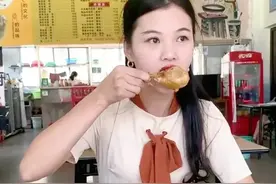 福州24岁美女餐馆就餐，送门口穷小孩一碗牛肉面，引大家称赞图片