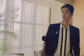 肖战卧室自拍，镜子中无意露出一双女生的手，看轮廓超像赵露思图片