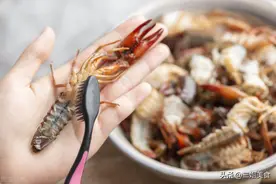 小龙虾别只会用清水洗，牢记清洗“四部曲”，脏东西自动都溜走图片