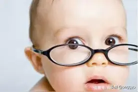 两岁女孩近视1000度，恢复几率为零，罪魁祸首竟是妈妈的这个习惯图片