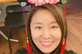 林心如戴格格头饰自拍，素颜出镜满脸疲惫，脸庞圆润似发福图片
