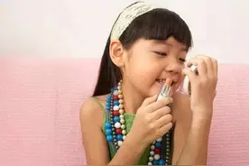 趁着宝妈不注意，4岁女儿吃掉半根口红，这4类物品家长要注意图片