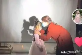 田静婚礼搞创意小视频，敬酒动作感动全场，细节看人品图片
