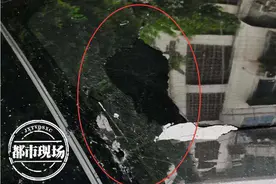 南昌：“天降”晾衣杆，女子新车天窗被砸出大洞，车损近3000元图片