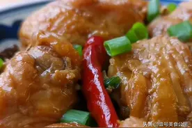 土家风味的小鸡炖蘑菇，鲜香软烂，肉嫩汁浓，老少皆宜的居家美味图片