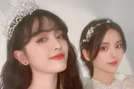 吴宣仪晒与杨超越婚纱合照，美如天仙图片