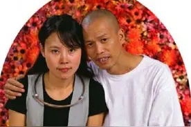 艺术界“疯子”何云昌，取肋骨做成项链送给女友，用水泥浇筑自己图片