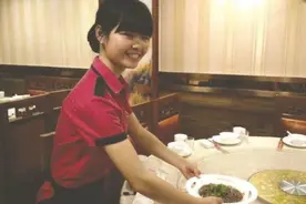 故事：学生妹放假打暑假工，端盘子日收入200，老师去探望，进店后泪目图片