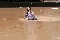 搞笑GIF，能骑电动车哈哈哈图片