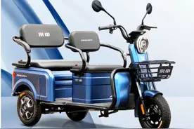 这2款电动三轮车，一款能遮风挡雨，一款能坐3人，一起来看看图片