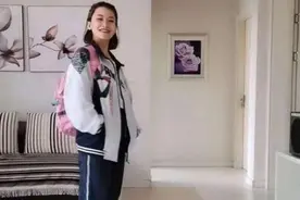 “最年轻妈妈”火了，穿上女儿校服毫无违和感，网友：校花归位了图片