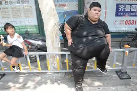 胖男孩王浩楠：一年减掉363斤，在健身房里还抱得美人归图片