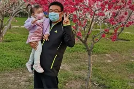 且看两岁萌娃如何“戏弄”老爸，不信你不乐图片
