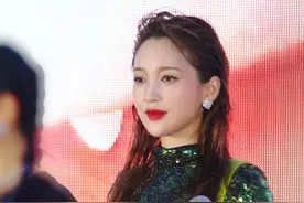 金莎甩掉甜美标签，掀刘海尝试湿发造型超帅气图片