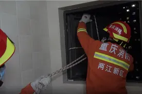 视频|狂风夜女子开窗透气 窗户险被吹掉悬在空中……图片