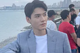 龚俊又一部新剧杀青，海报与乔欣cp感十足，却遭双方粉丝“互怼”图片