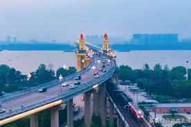 南京长江大桥：通车时许世友命令118辆坦克压过，至今坚如磐石图片
