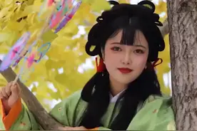 四川一女子穿汉服用树叶做背景拍唯美照片，第三视角画面让人笑喷图片