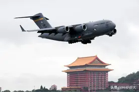 挑衅变本加厉，美国三名议员乘C-17军用运输机抵台窜访，怎么看？图片
