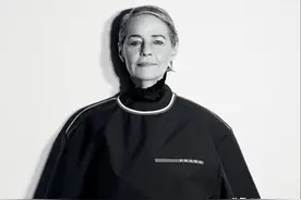 组图：活出自己的帅气，74岁女星夏洛特·兰普林写真大片图片