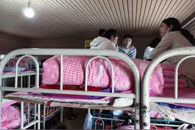 在太白山顶，男女们混住在一起图片